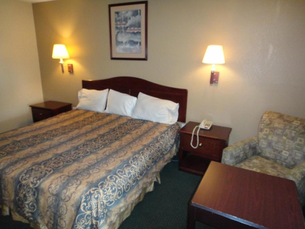 Relax Inn - Charlotte Room photo